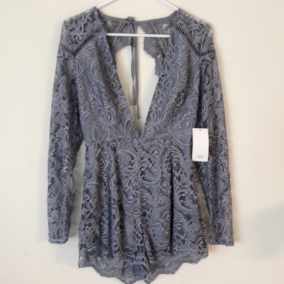 Tobi Dresses & Skirts - NTW ruby grey scallop back romper lace sleeves